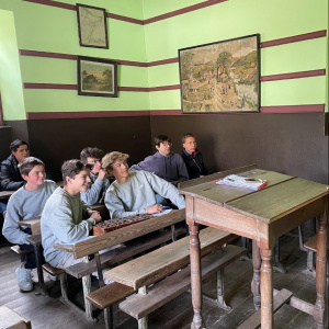 Visite d'un village conservé, les classes sont non mixtes